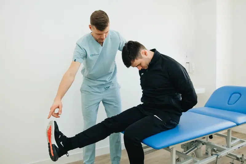 Fisioterapeuta guiando un ejercicio